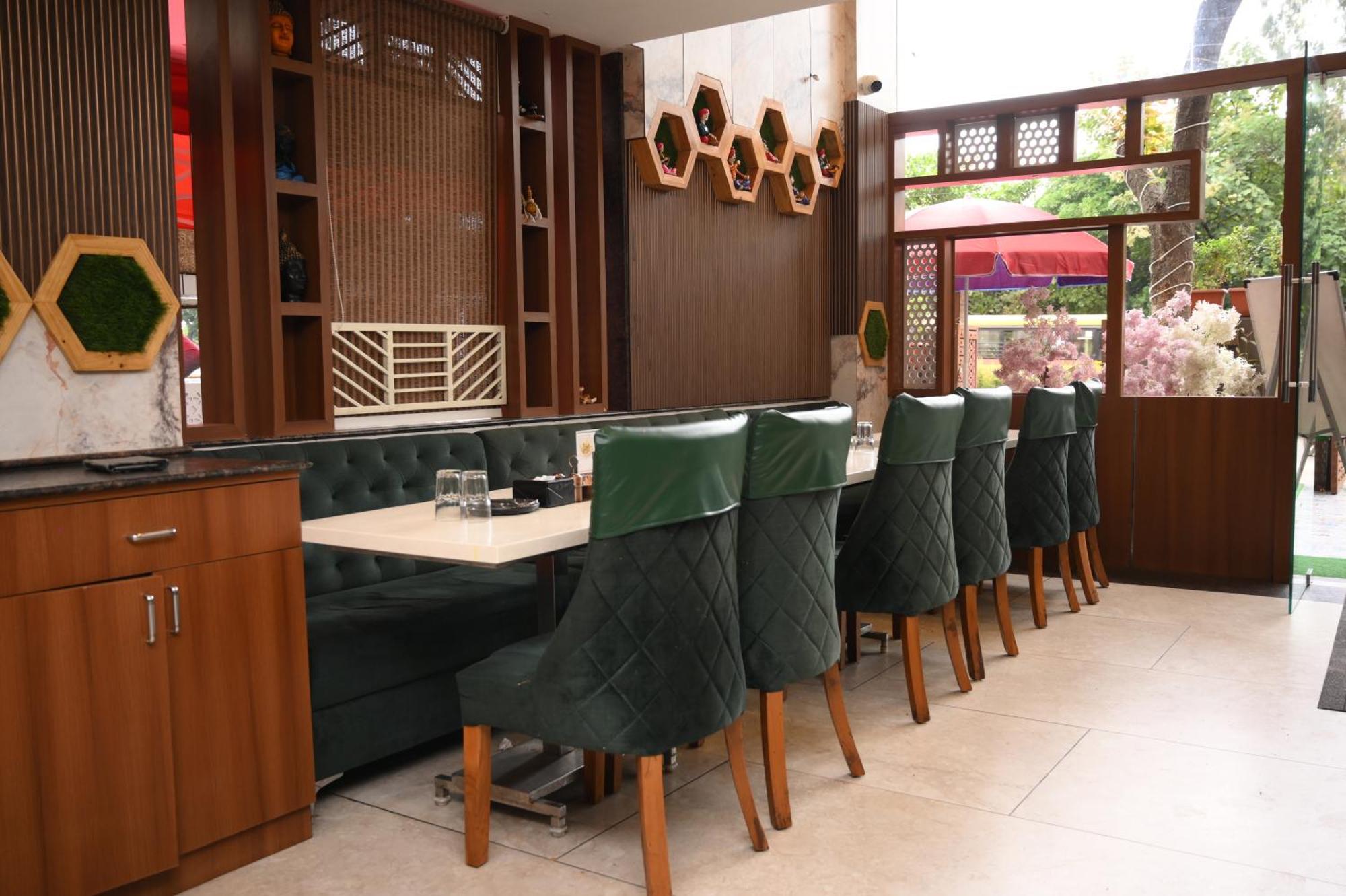 Lemon Wood Suites Poona Buitenkant foto