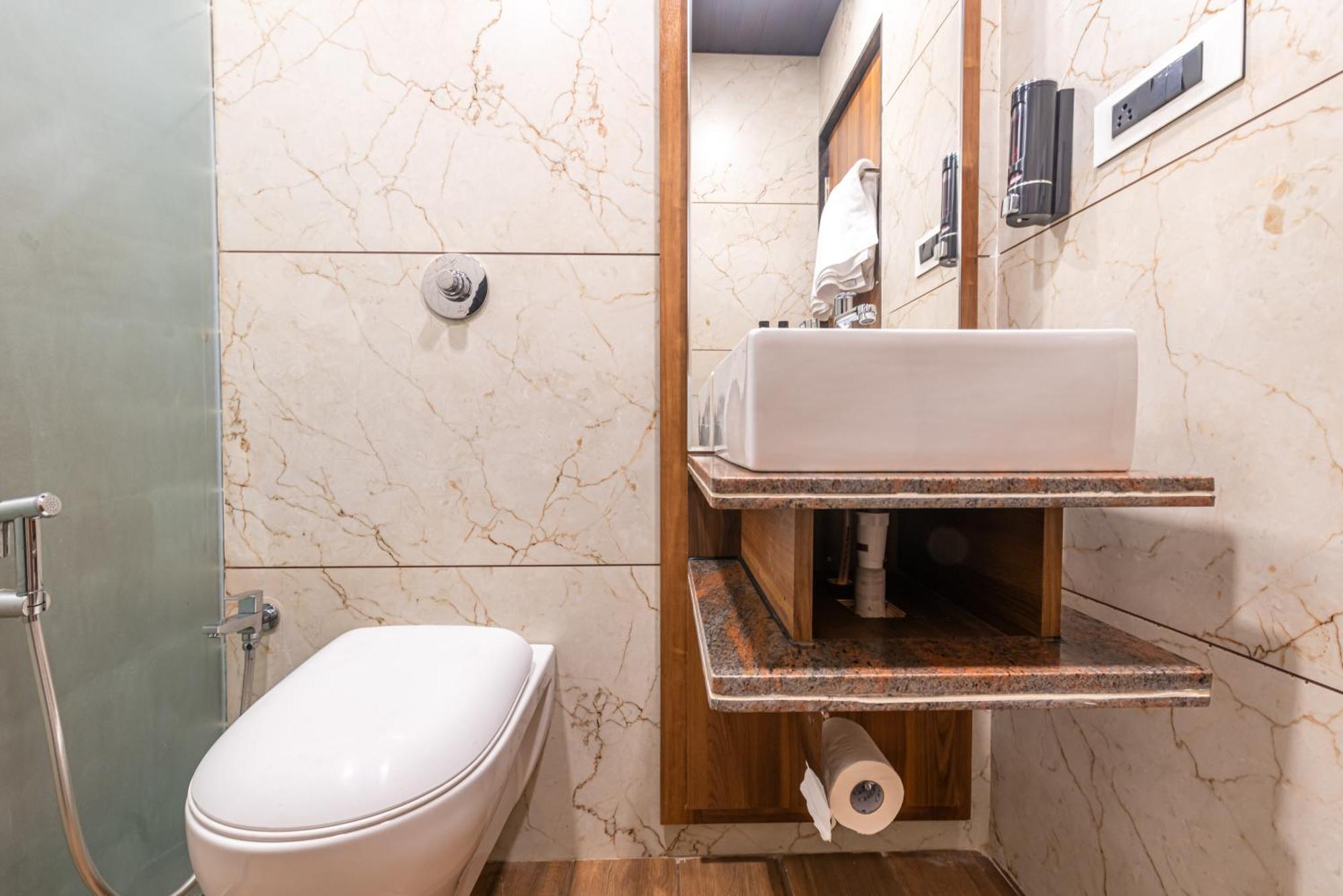 Lemon Wood Suites Poona Buitenkant foto