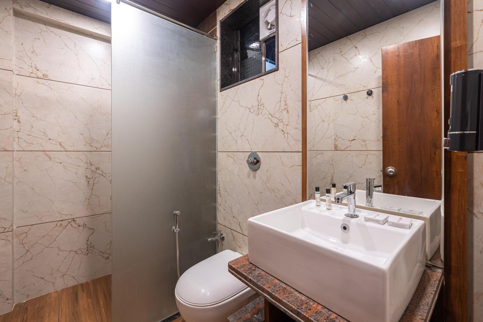 Lemon Wood Suites Poona Buitenkant foto