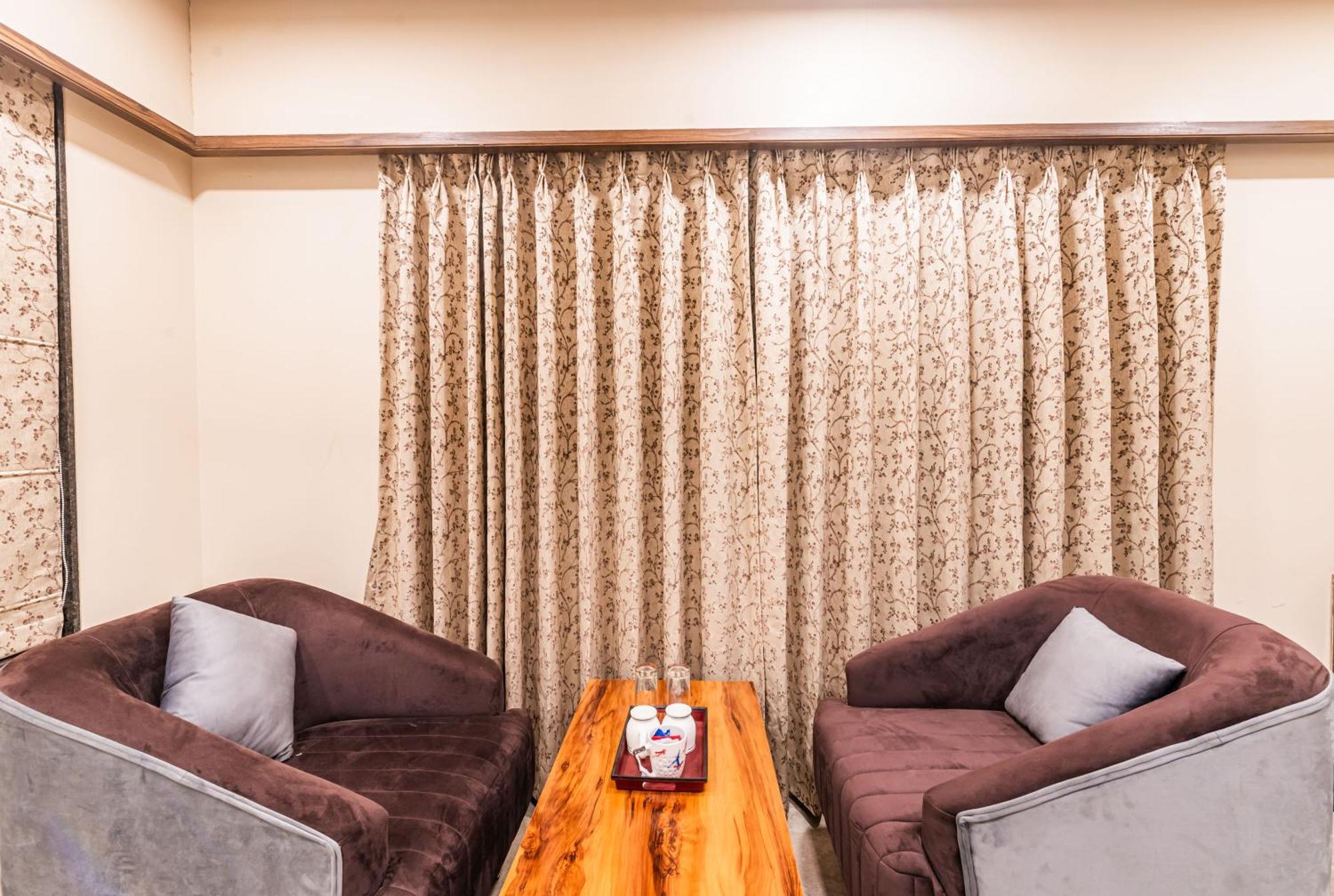 Lemon Wood Suites Poona Buitenkant foto