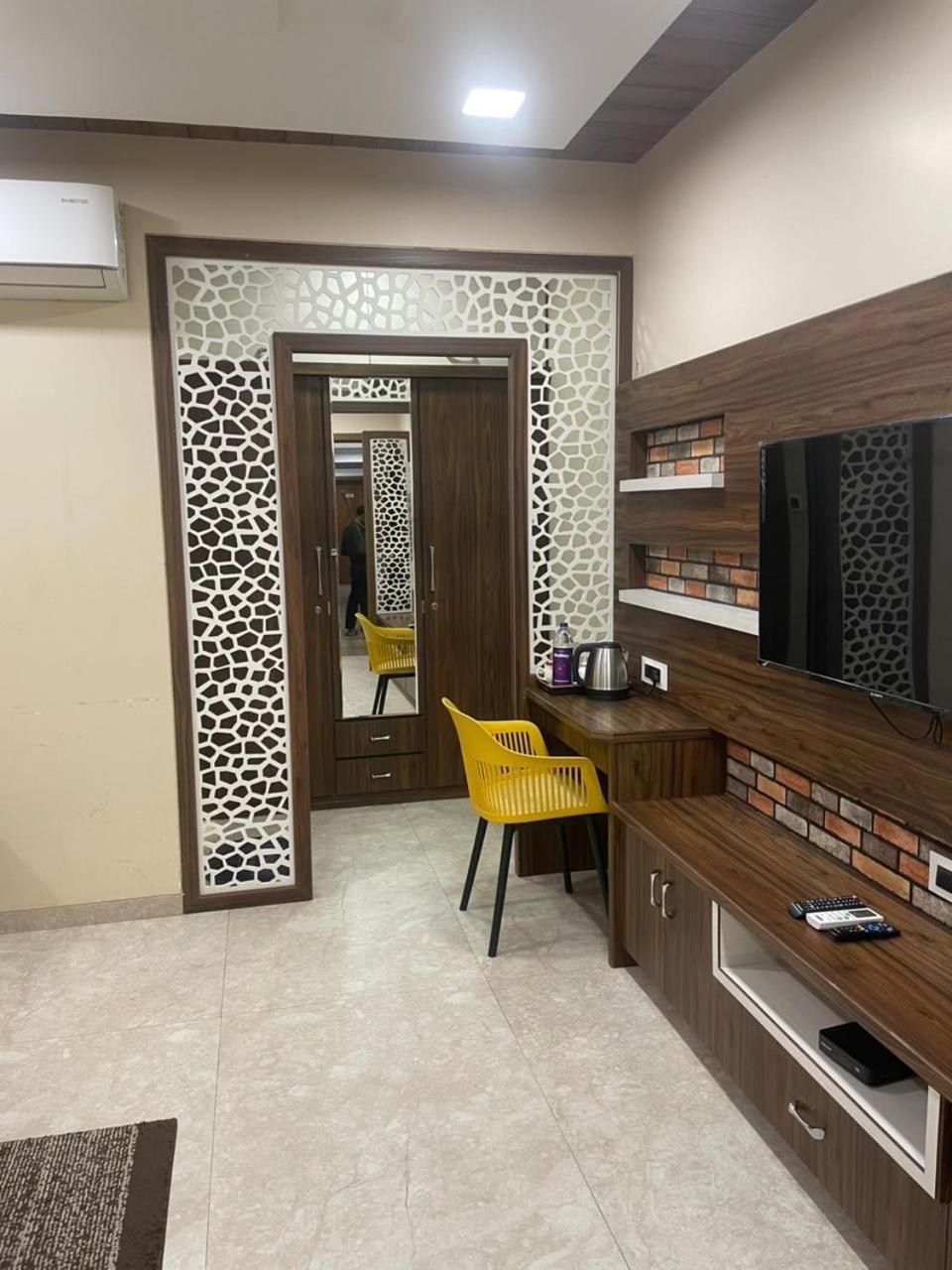Lemon Wood Suites Poona Buitenkant foto