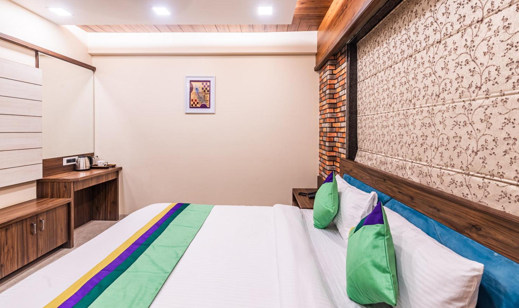 Lemon Wood Suites Poona Buitenkant foto