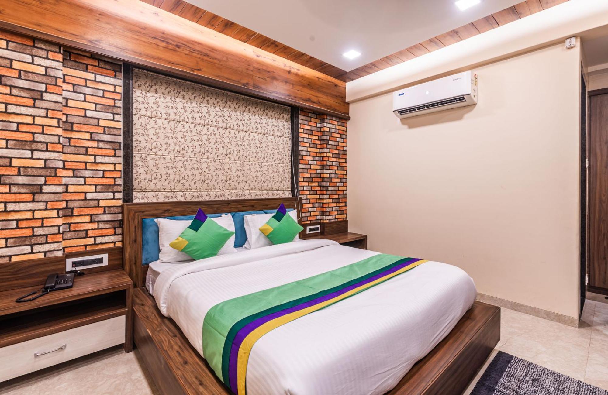 Lemon Wood Suites Poona Buitenkant foto